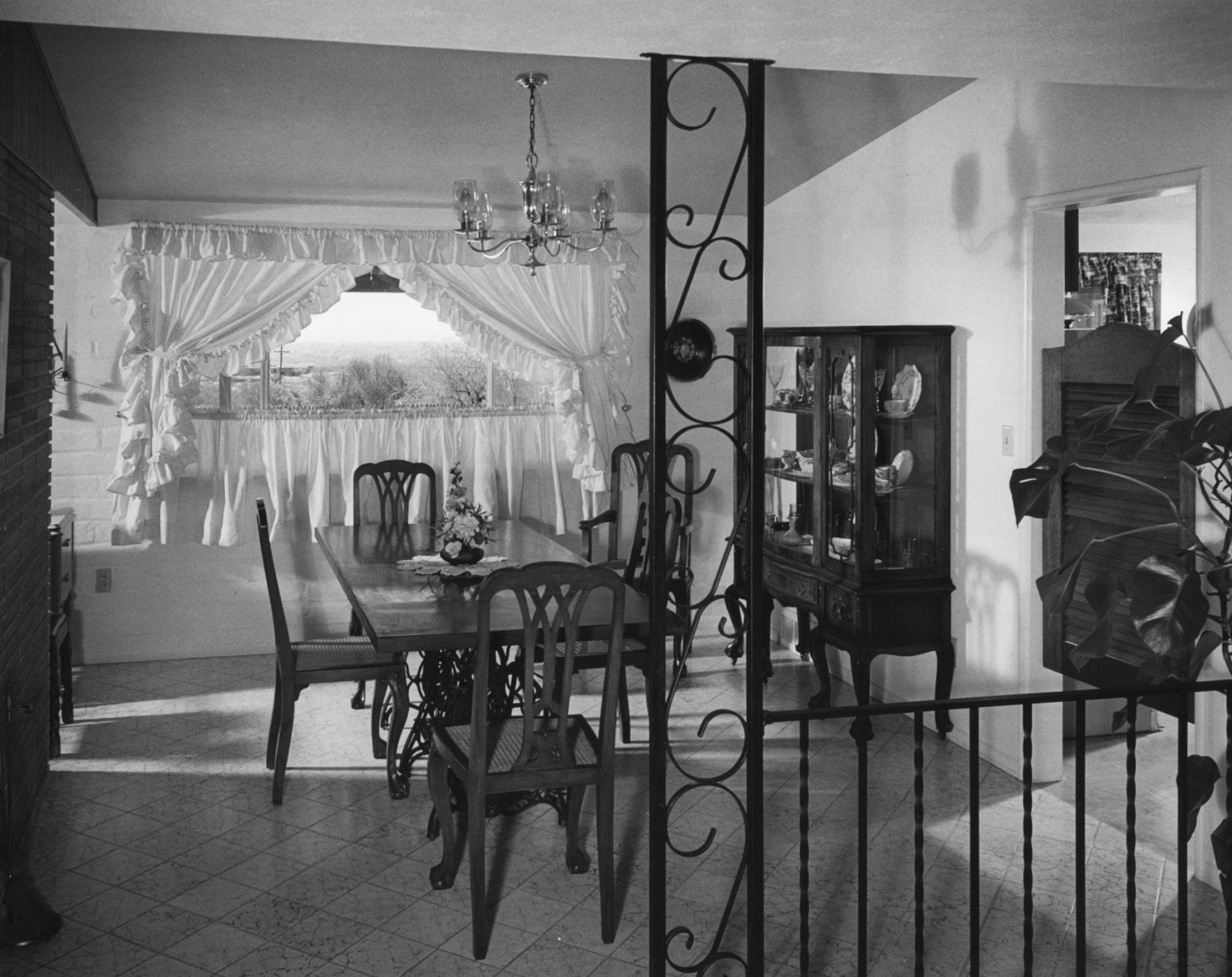 1965 Tucson home photos: Native rock sparks decor